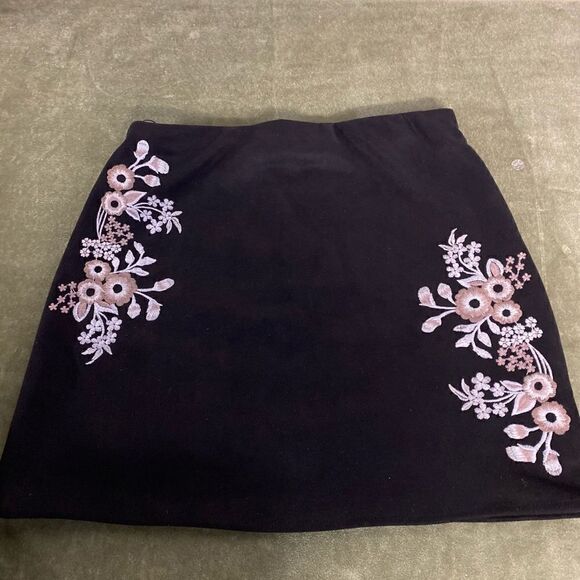 #113 JUNE & IVY Suede Embroidered Mini Skirt NWT - Picture 4 of 14